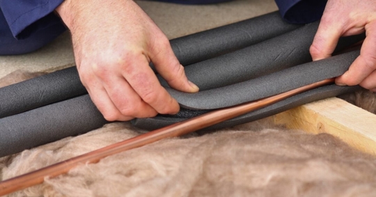 Installing water pipe insulation